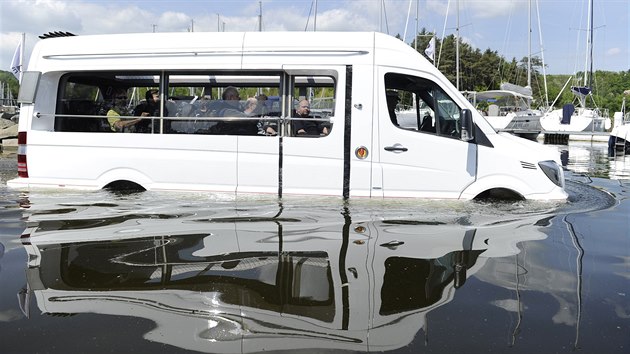 U pehrady na Slapech byl 16. kvtna pedstaven prototyp obojivelnho minibusu Enjoy Sprinter.