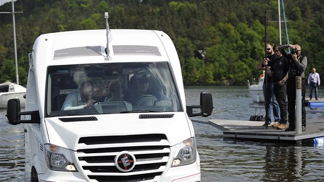 U pehrady na Slapech byl pedstaven prototyp obojivelnho minibusu Enjoy Sprinter.