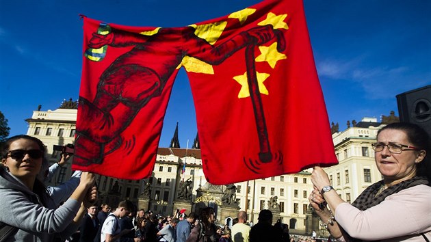 Lid pokrauj v demonstraci proti Andreji Babiovi a Miloi Zemanovi na Hradanskm nmst (11. kvtna 2017).