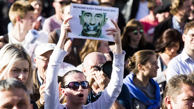 Lid pokrauj v demonstraci proti Andreji Babiovi a Miloi Zemanovi na Hradanskm nmst (11. kvtna 2017).