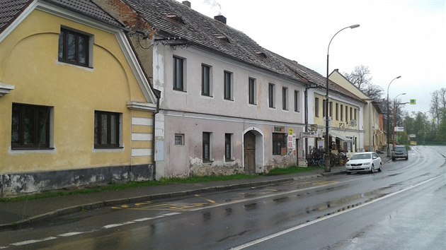 Prvn prodejna SIKO. Sv prvn zkaznky vtala rodina Valovch v malm krmku na nmst v imelicch. Obkladaky, umyvadla a dal vybaven se vyloily i na chodnk, na kandelbru visel improvizovan pouta.