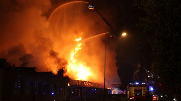 V Otrokovicích zachvátil požár průmyslovou halu (18. květen 2017).