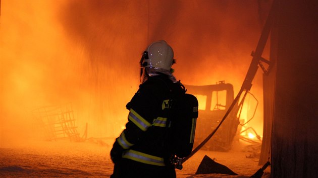 V Otrokovicích zachvátil požár průmyslovou halu (18. květen 2017).