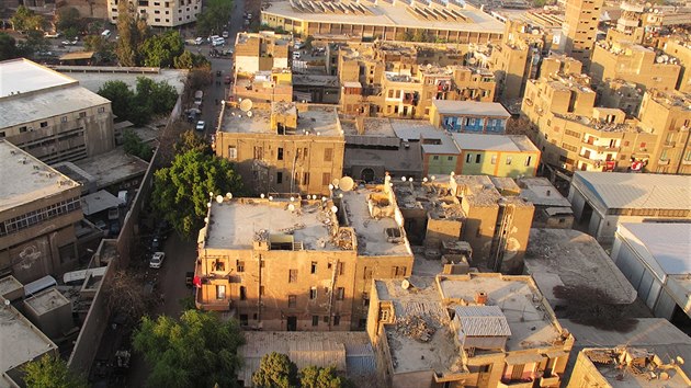 Střechy domů v centru Káhiry často připomínají smetiště.