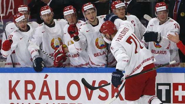 Blorusk tonk Alexander Pavlovi oslavuje se spoluhri vstelenou branku.