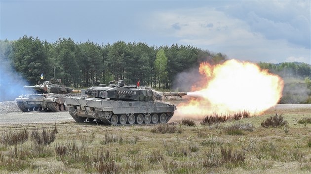 Německý Leopard 2A6 a ukrajinský T-64B během závodu Tank Challenge v Bavorsku