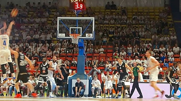 Další titul se přiblížil. Nymburk vyhrál basketbalové finále v Děčíně -  iDNES.cz