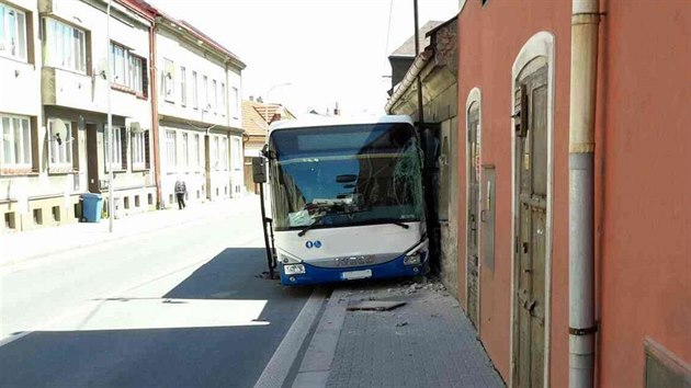 Autobus v Poličce po střetu s autem narazil do domu.