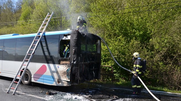 Plameny zachvtily zadn st autobusu vetn motoru.