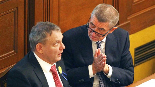 Ministr financ Andrej Babi se ve Snmovn pustil do ostr vmny nzor s ministrem zahrani Lubomrem Zaorlkem. (10. kvtna 2017)