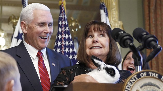 Americk viceprezident Mike Pence s manelkou Karen dorazili na tiskovou konferenci ve Washingtonu se svm krlkem Marlonem Bundem. (9. kvtna 2017)