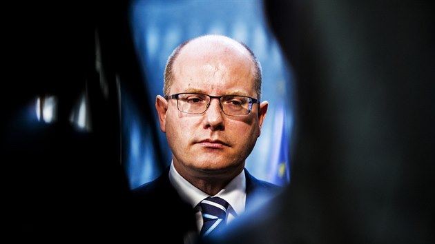 Premir Bohuslav Sobotka na tiskov konferenci na adu vldy, pi kter odmtl nvrh hnut ANO, aby Andreje Babie ve funkci ministra financ nahradila jeho dosavadn nmstkyn Alena Schillerov. (15. kvtna 2017)