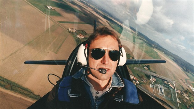 Martin Sthalk v letadle Extra 300 nad Pbram.