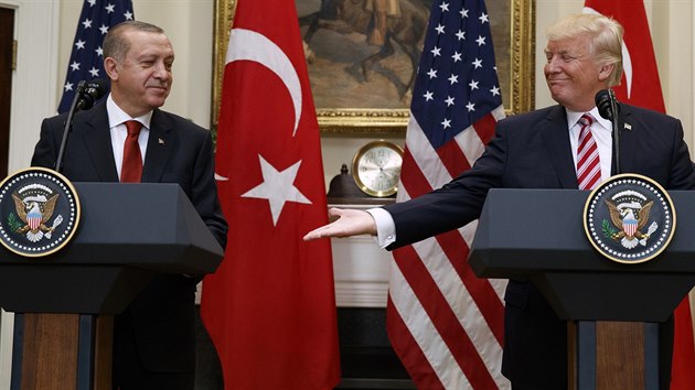 Tureck prezident Recep Tayyip Erdogan a jeho americk protjek Donald Trump v Blm dom (16. dubna 2017)