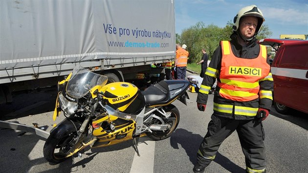 Hasiči a záchranáři zasahují u nehody motorkářky v Kutnohorské ulici.