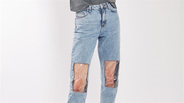 Džíny s názvem MOTO Clear Panel Mom Jeans mají na kolenou záplaty z plastu.