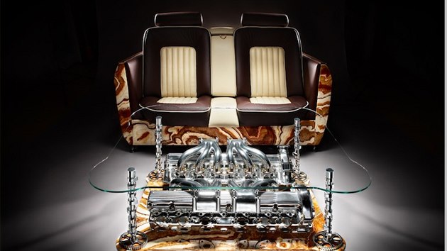 Design Štěpána Marka. Sedačka je vytvořena ze zadní 
lavice vozu Rolls Royce.
