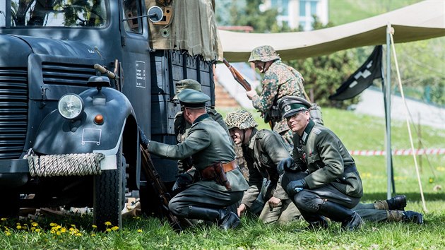 Stovky lid v sobotu v eskm Krumlov sledovaly rekonstrukci bitvy z konce II. svtov vlky, kterou sehrlo nkolik klub vojensk historie.