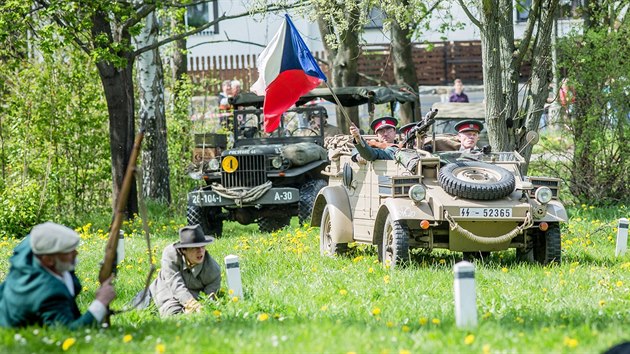 Stovky lid v sobotu v eskm Krumlov sledovaly rekonstrukci bitvy z konce II. svtov vlky, kterou sehrlo nkolik klub vojensk historie.