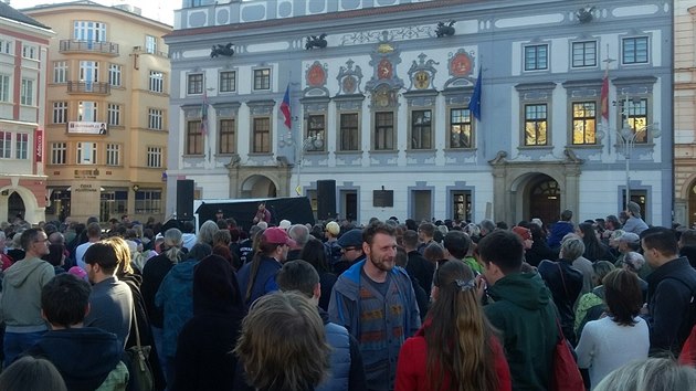 Zhruba 300 lid se selo na demonstraci proti prezidentu Zemanovi a ministru...