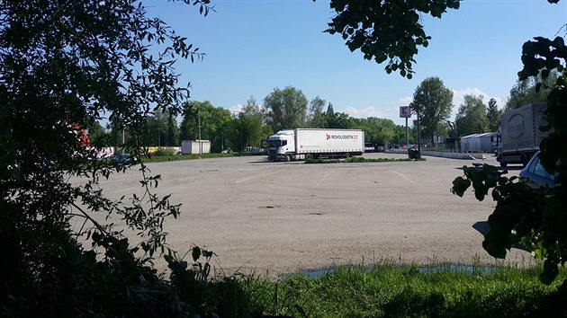 Odstavn plocha na Dlouh louce v eskch Budjovicch slou jako odpovalo pro kamiony.