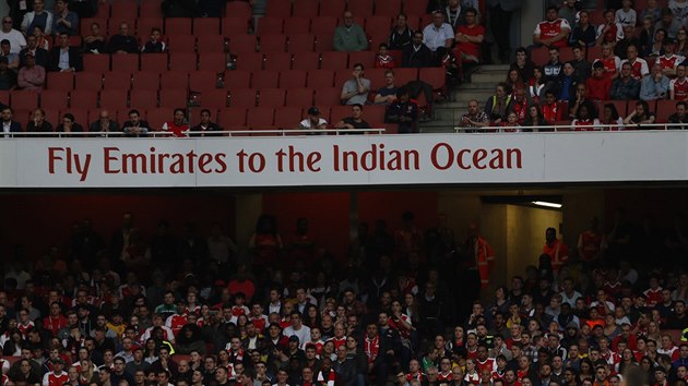 Pohled do hledit Emirates stadionu, pi zpase Arsenalu se Sunderlandem bylo spousta volnch mst.