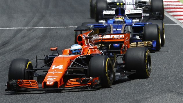 Fernando Alonso s McLarenem na barcelonsk trati bhem Velk ceny panlska.