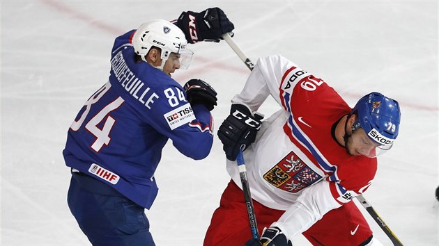 Tomáš zohorna bojuje o puk s francouzským hokejistou Kevinem Hecquefeuillem.
