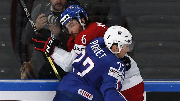 Francouzsk hokejista Jordann Perret pibil na mantinel Michala Kempnho.
