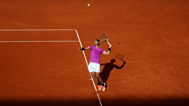 Rafael Nadal podv bhem finlovho zpasu Madrid Open.