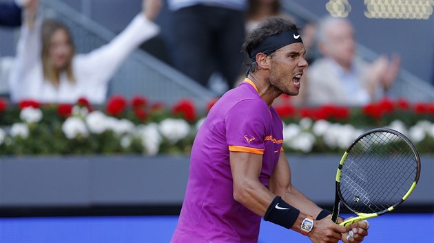 Rafael Nadal slav bhem finlovho zpasu Madrid Open.