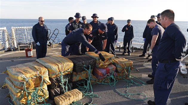 Pobřežní stráži se podařilo zadržet menší rybářskou loď, na jejíž palubě bylo 700 kilogramů kokainu. Současně zadrželi i čtyři muže. Hodnota kontrabandu byla 514 milionů korun (23. února 2017)