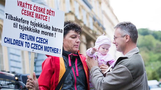 Češi s několika Nory demonstrovali proti údajným „snahám zavádět protirodinný systém sociálně-právní ochrany dětí v ČR za vydatné finanční podpory norských fondů“ (15. května 2017)