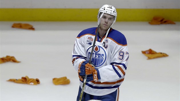 Zklaman kapitn Edmontonu Connor McDavid po vyazen ve druhm kole play-off NHL.