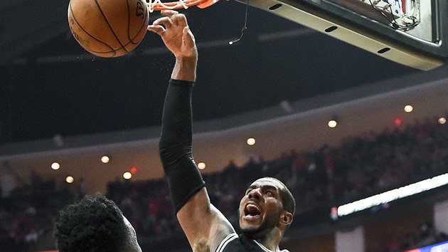 LaMarcus Aldridge ze San Antonia zakonuje v utkn proti Houstonu.