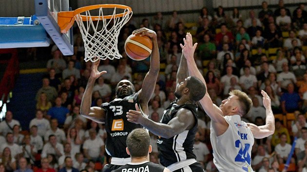 Momentka z finle ligy basketbalist Dn - Nymburk. M stahuje hostujc Howard Sant-Roos.