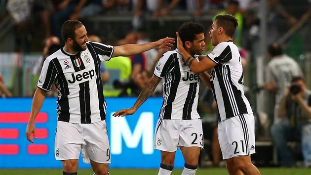 Dani Alves, Gonzalo Higuain a Paulo Dybala slav gl Juventusu ve finle Italskho pohru.