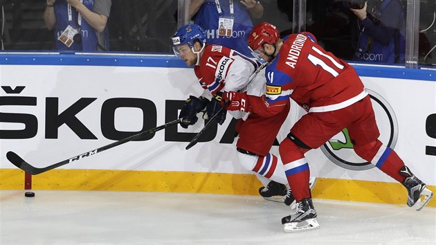 Český hokejista Vladimír Sobotka uniká podél mantinelu, brzdí ho Rus Sergej Andronov.