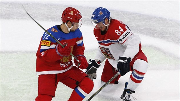 Ruský hokejista Artěmij Panarin (vlevo) a Čech Tomáš Kundrátek v ostrém souboji ve čtvrtfinále mistrovství světa.