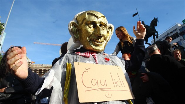 Mu se zlatou maskou Andreje Babie na demonstraci Pro? Proto! na Vclavskm nmst v Praze. (10. kvtna 2017)