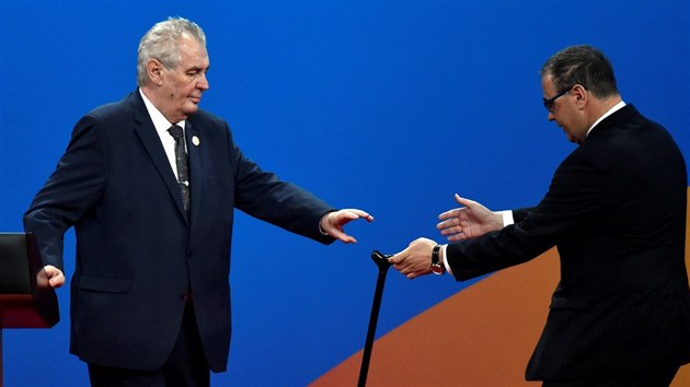 esk prezident Milo Zeman opout enick pult pot, co pronesl svj projev na summitu o nov Hedvbn stezce, kter se konal v Pekingu. Zeman v kvtnu absolvoval estidenn nvtvu ny. (14.5.2017)