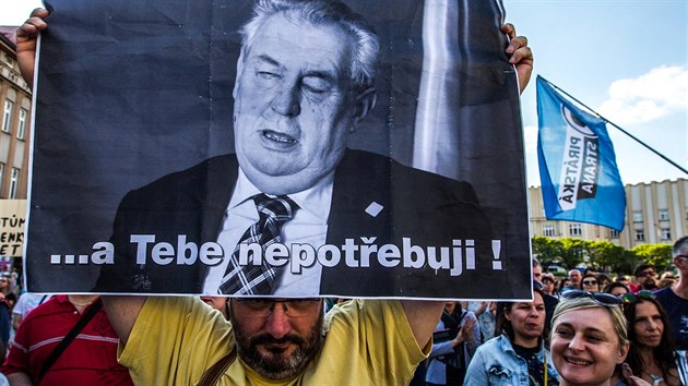 Demonstrace proti Andreji Babiovi a Miloi Zemanovi v Hradci Krlov. (17.5.2017)