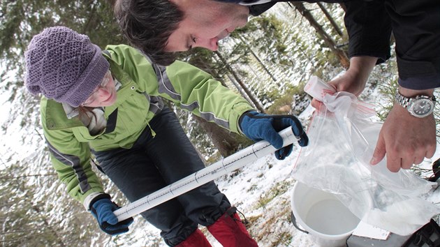 Vědci zkoumají v Krkonoších barevné sněhy.