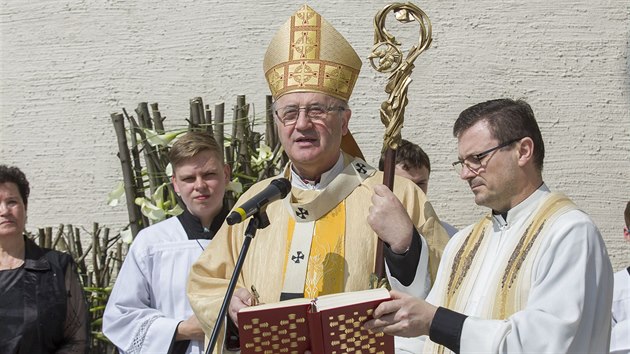 Vysvcen novho kostela svatho Vclava v Sazovicch.