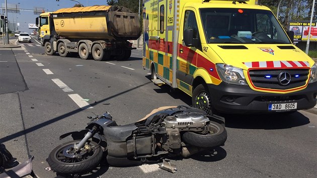 Nehoda motorke s nklakem omezila dopravu v Hloubtn (11.5.2017)