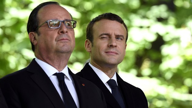 Francouzsk prezident Francois Hollande se svm nstupcem Emmanuelem Macronem na oslavch vro zruen otroctv v Pai (10. kvtna 2017).