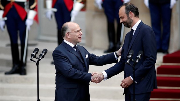 Nov francouzsk premir douard Philippe (vpravo) na ceremonii pevzal funkci od svho pedchdce Bernarda Cazeneuveho. (15. kvtna 2017)