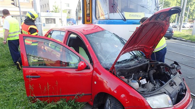 Hasii museli ve tvrtek 18. kvtna vyprostit kodu Fabii, jej idi se v centru Ostravy srazil s tramvaj.