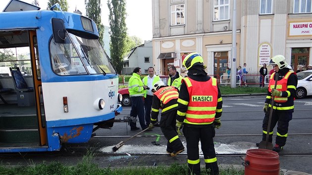 Hasii museli ve tvrtek 18. kvtna vyprostit kodu Fabii, jej idi se v centru Ostravy srazil s tramvaj.