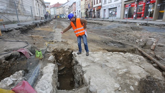 Vedouc archeologickho tmu Richard Zatloukal ukazuje na staveniti na olomouck td 1. mje odhalen zklady stedovk Hradsk brny v mstech, kde kdysi konilo stedovk msto.